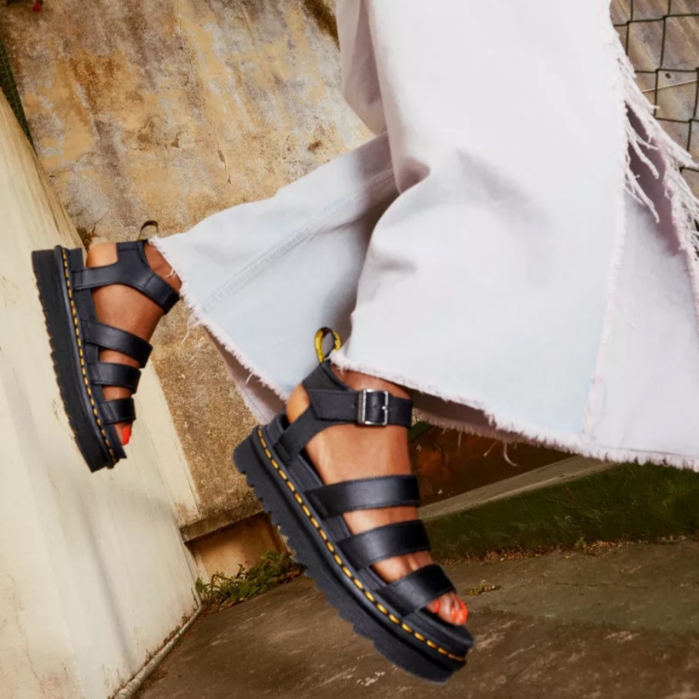 💛NWT: DR. MARTENS - Women’s Blaire Sandals - Size 9